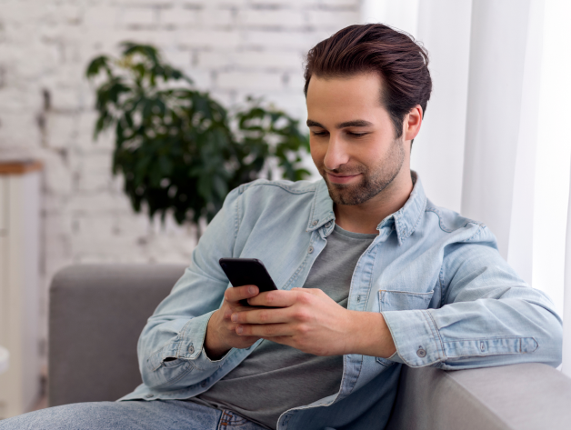 Homem com celular